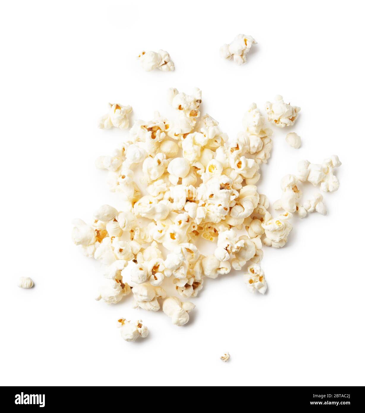 Haufen gesalzenes Popcorn, isoliert auf weißem Hintergrund. Draufsicht. Stockfoto