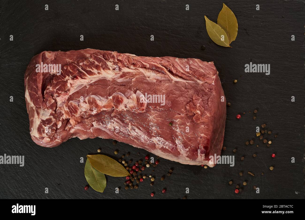 Großes Schweinefleisch rohes Fleisch Frieden bereit zum Kochen. Stockfoto