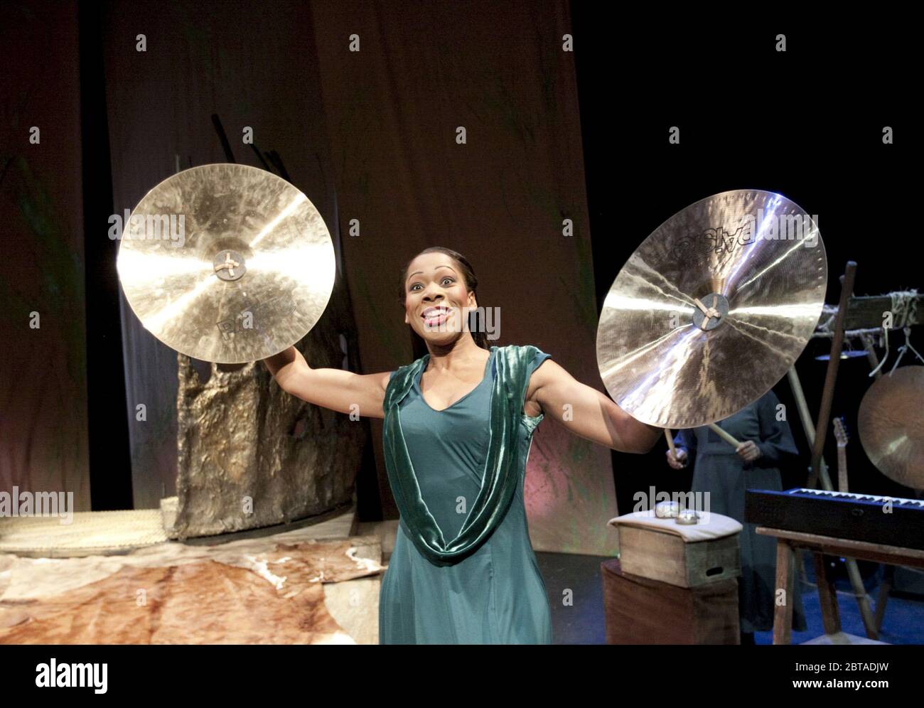 Nina Kristofferson (Medea) in MEDEA von Euripides in einer neuen Version von Tom Paulin im Oxford Playhouse, Oxford, England 02/02/2010 A Northern broadsides Produktionsdesign: Emma Wee Beleuchtung: Julie Washington Regie: Barrie Rutter Stockfoto