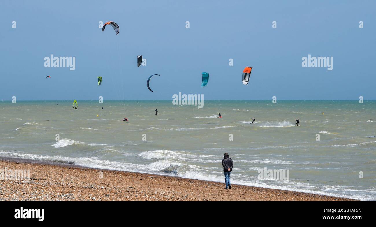 Worthing UK 24. Mai 2020 - Besucher und Kitesurfer genießen das windige, aber sonnige Wetter in Goring by Sea bei Worthing in West Sussex an diesem Feiertagswochenende während der COVID-19 Pandemie. : Credit Simon Dack / Alamy Live News Stockfoto