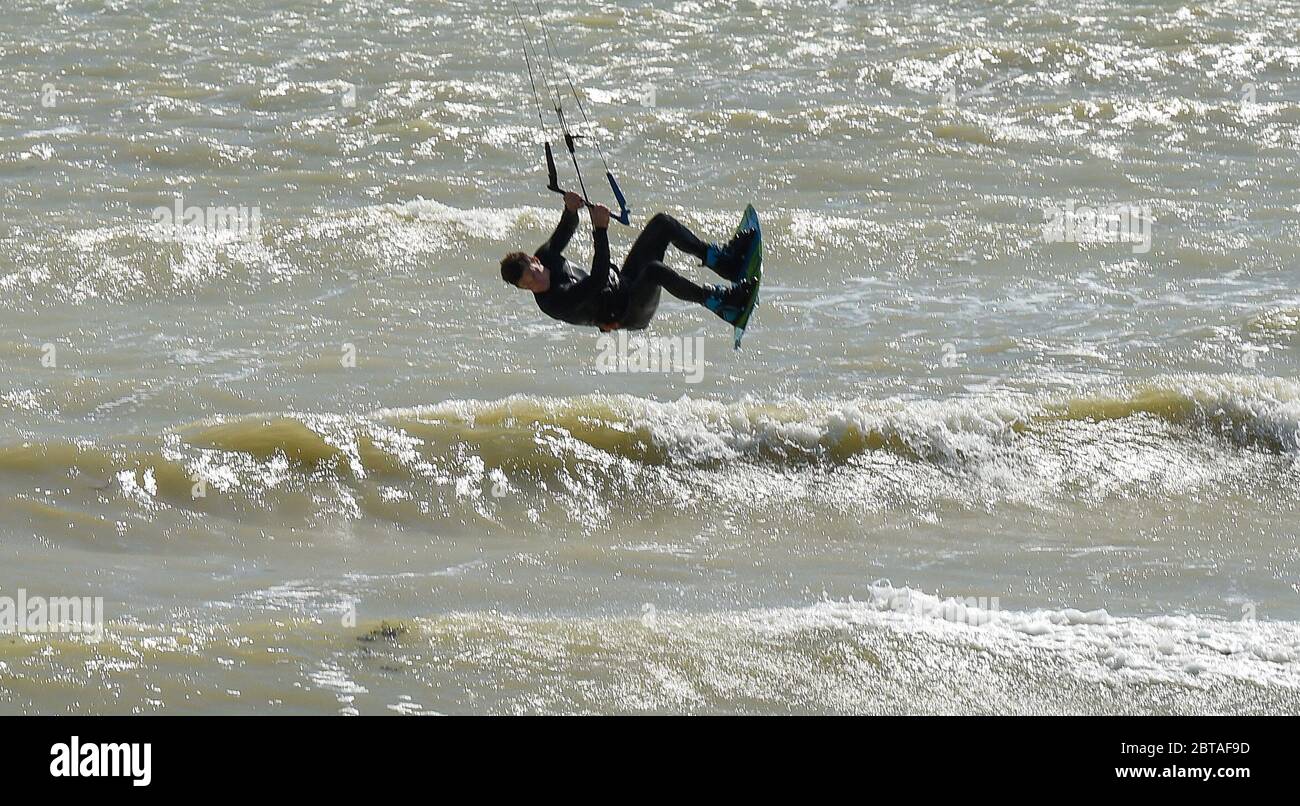 Worthing UK 24. Mai 2020 - Kite Surfer genießen das windige, aber sonnige Wetter in Goring by Sea bei Worthing in West Sussex an diesem Feiertagswochenende während der COVID-19 Pandemie. : Credit Simon Dack / Alamy Live News Stockfoto