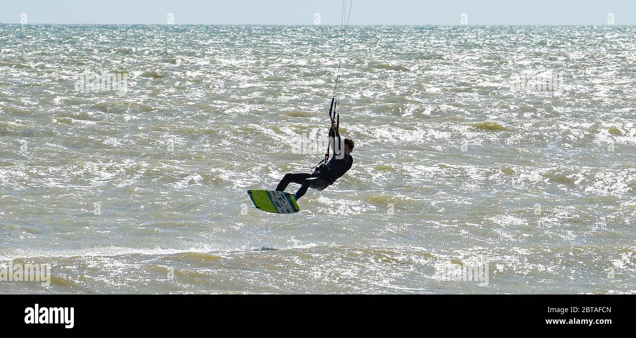 Worthing UK 24. Mai 2020 - Kite Surfer genießen das windige, aber sonnige Wetter in Goring by Sea bei Worthing in West Sussex an diesem Feiertagswochenende während der COVID-19 Pandemie. : Credit Simon Dack / Alamy Live News Stockfoto