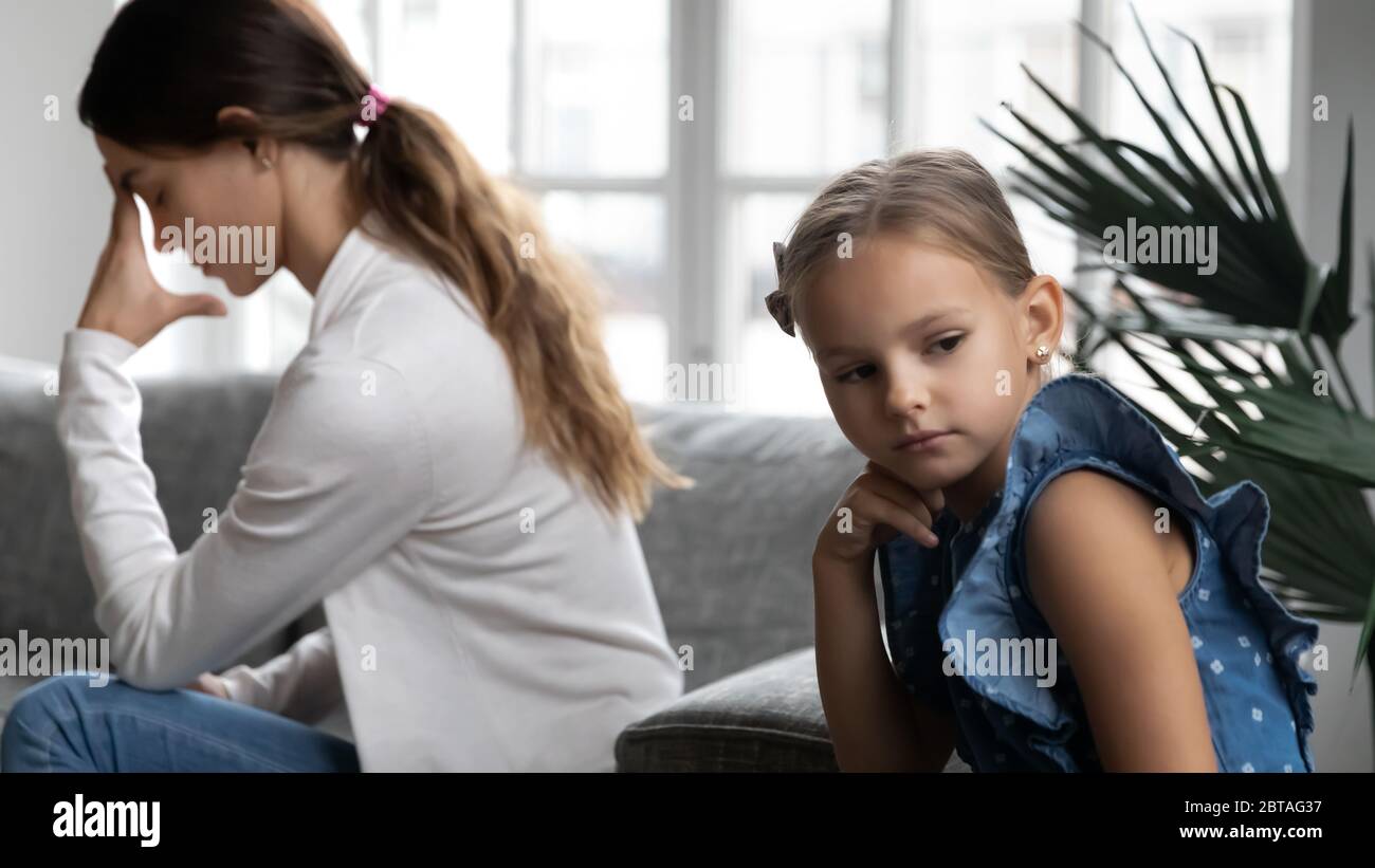 Beleidigte Mutter und kleine Tochter haben Missverständnis zu Hause Stockfoto