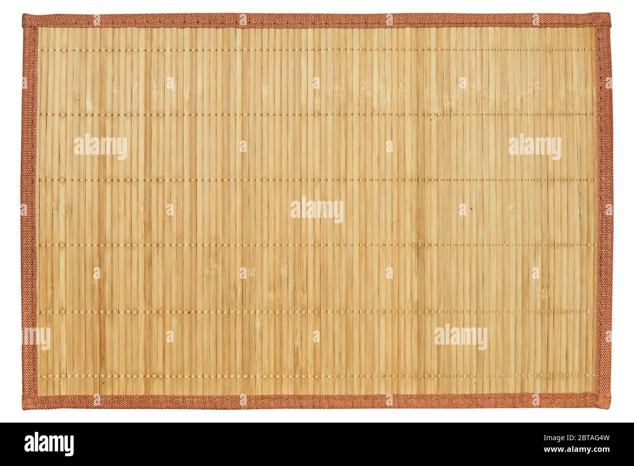 Leere Schilf-Serviermatte ohne Bilder und Inschriften auf weißem Hintergrund isoliert Stockfoto