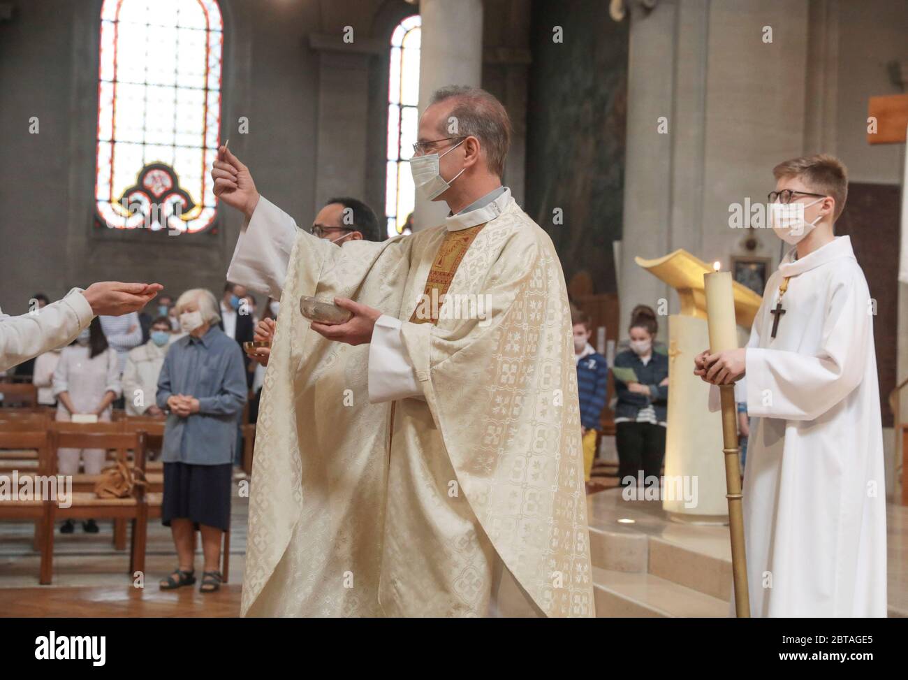 ERSTE MESSE NACH DER DEKONFINEMENT NOTRE-DAME-DES CHAMPS KIRCHE, PARIS Stockfoto