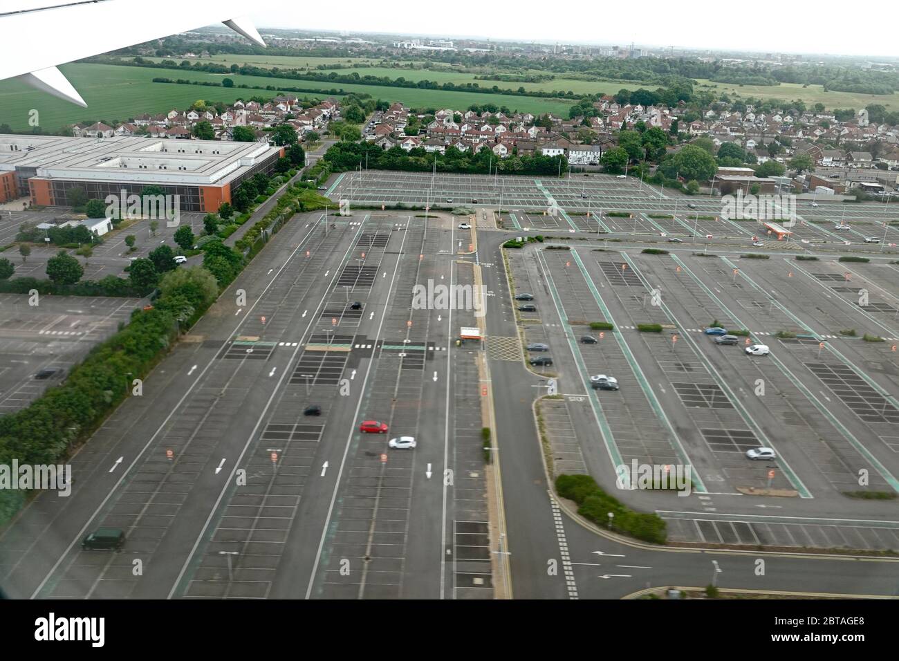 Flughafen Heathrow, London, Großbritannien. Mai 2020. Nur sehr wenige Autos auf dem Langzeitparkplatz unterhalb der Flugbahn am Londoner Flughafen Heathrow aufgrund der "Stay at Home"-Befehle, die während der Covid-19 Pandemic erzwungen wurden.Quelle: Motofoto/Alamy Live News Stockfoto