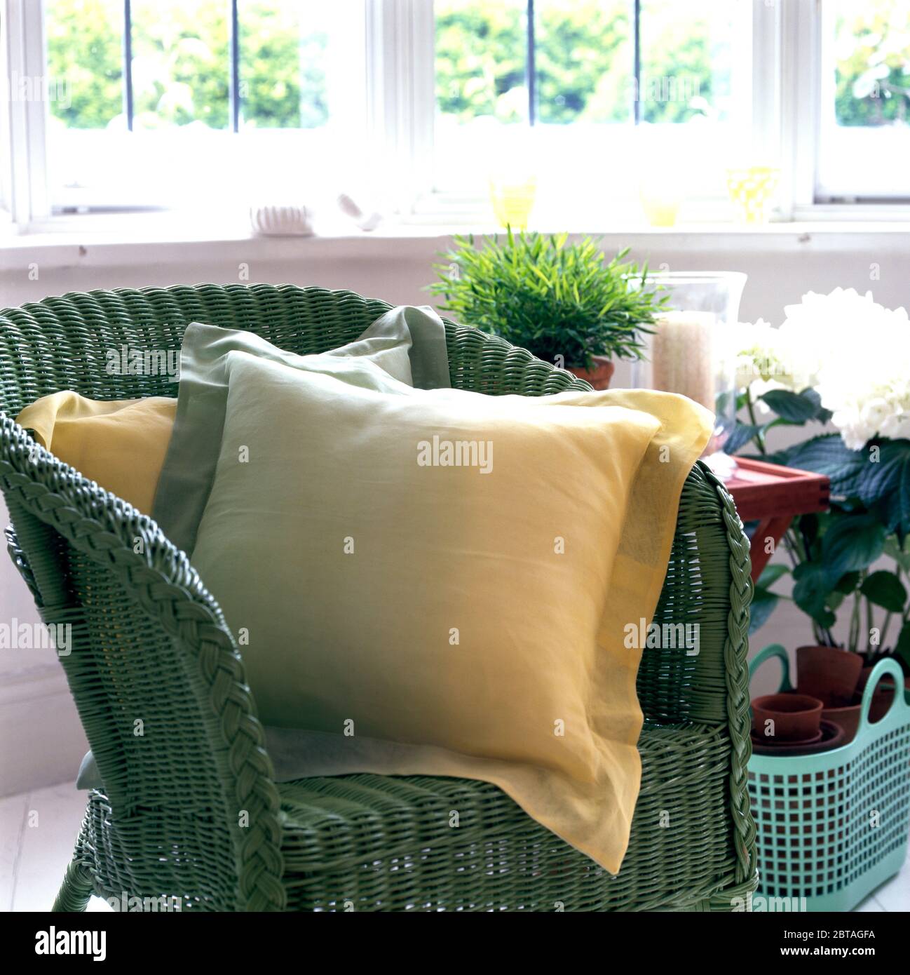 Green lloyd loom wicker chair -Fotos und -Bildmaterial in hoher Auflösung –  Alamy