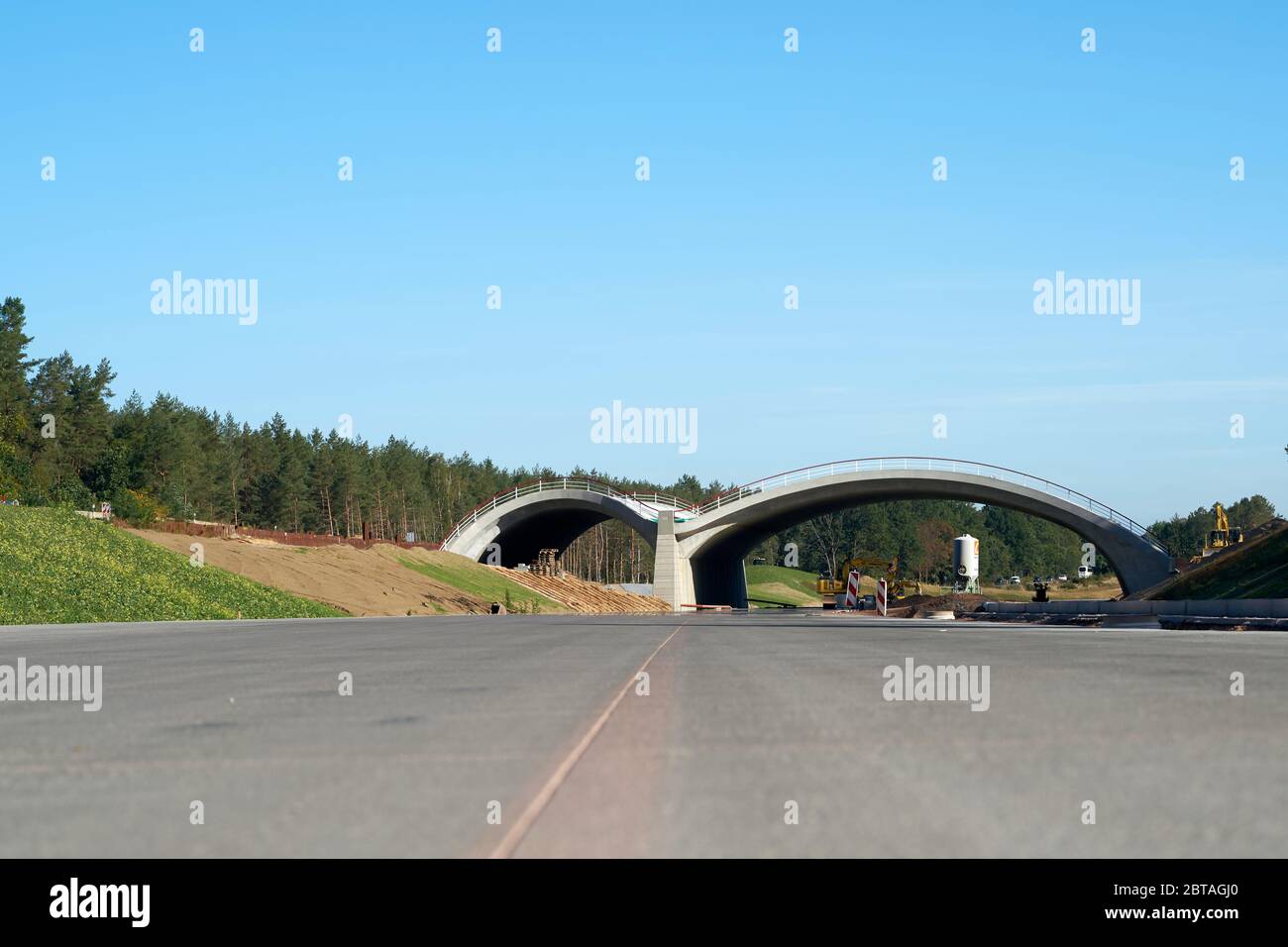 Bau der Autobahn A14 mit einer grünen Brücke für Tiere nördlich des Dorfes Dolle Stockfoto