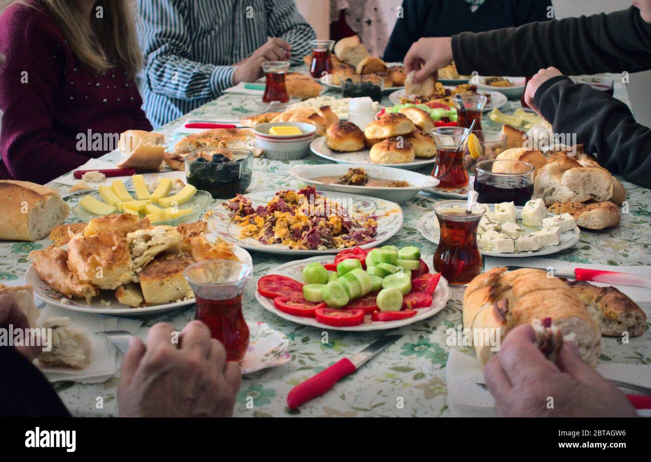 Überfüllt und hungrig türkischen muslimischen Familie mit Frühstück zusammen (traditionelle Serpme kahvalti), um Eid-ul-fitr, Fest des Zuckers, nach dem h zu feiern Stockfoto