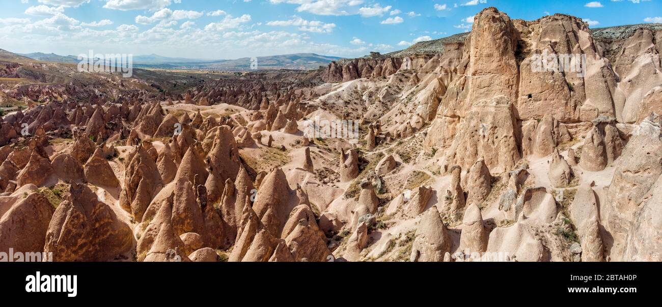 Luftaufnahme des Goreme National Park, Tarihi Milli Parki, Türkei. Die typischen Felsformationen von Kappadokien mit Feenschornsteinen und Wüstenlandschaft Stockfoto