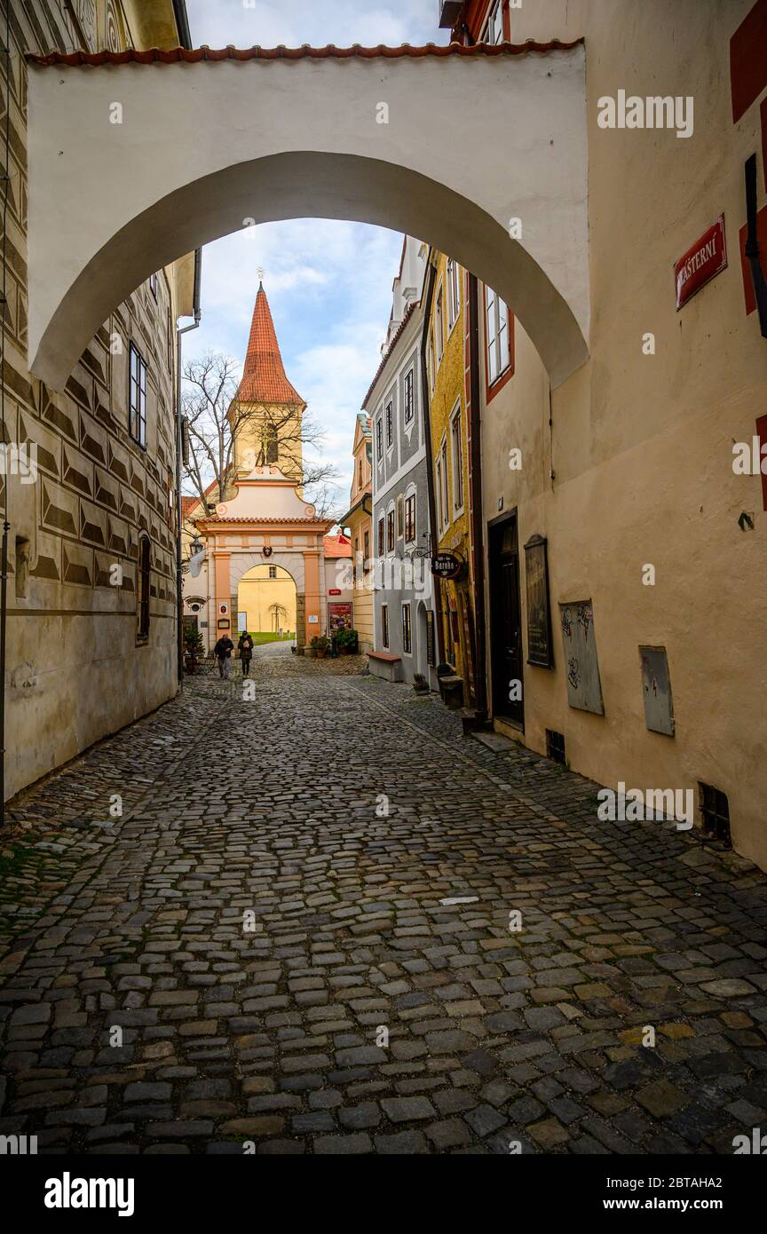 Kopfsteinpflasterstraße in Český Krumlov, einer Stadt in der Region Südböhmen in der Tschechischen Republik Stockfoto