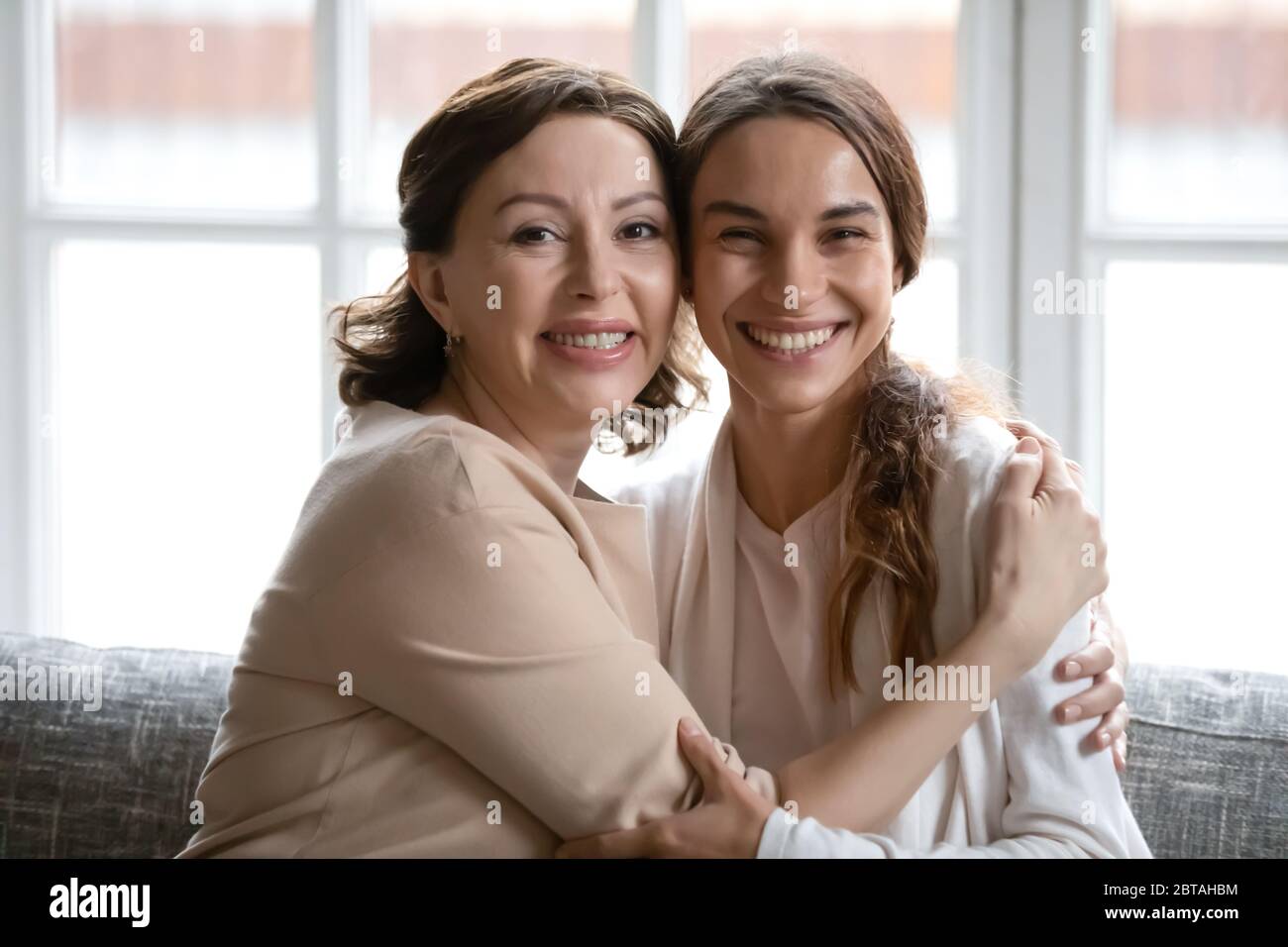 Porträt von lächelnden Mutter mittleren Alters und erwachsenen Tochter Stockfoto