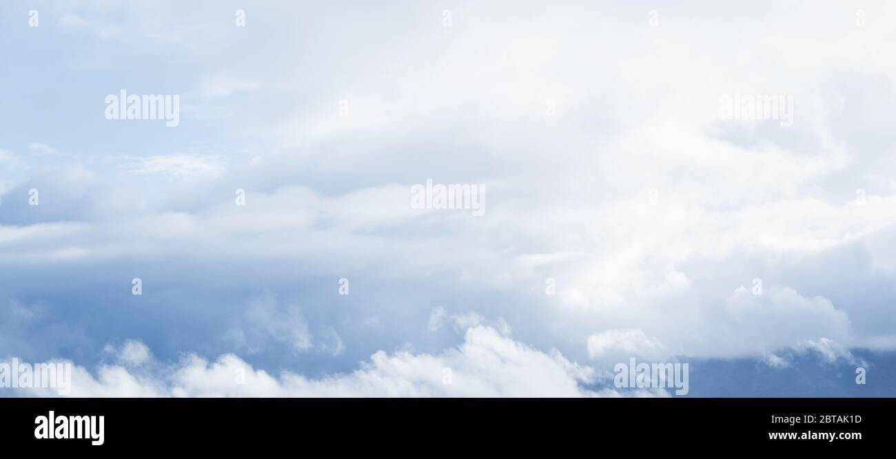Blauer Himmel mit weißen Wolken am Tag, natürliche Hintergrund Fototextur Stockfoto