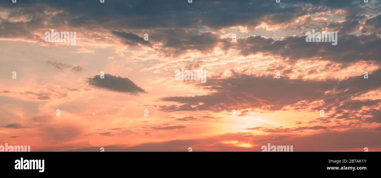 Bunte bewölkter Himmel bei Sonnenuntergang, natürlichen Hintergrund Foto Stockfoto