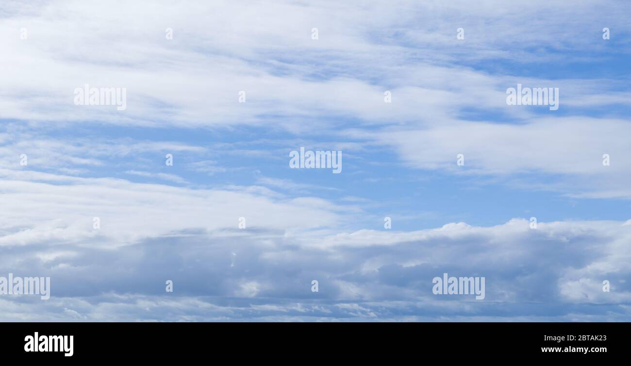Blauer Himmel mit Wolken am Tag, natürliche Hintergrund Fototextur Stockfoto