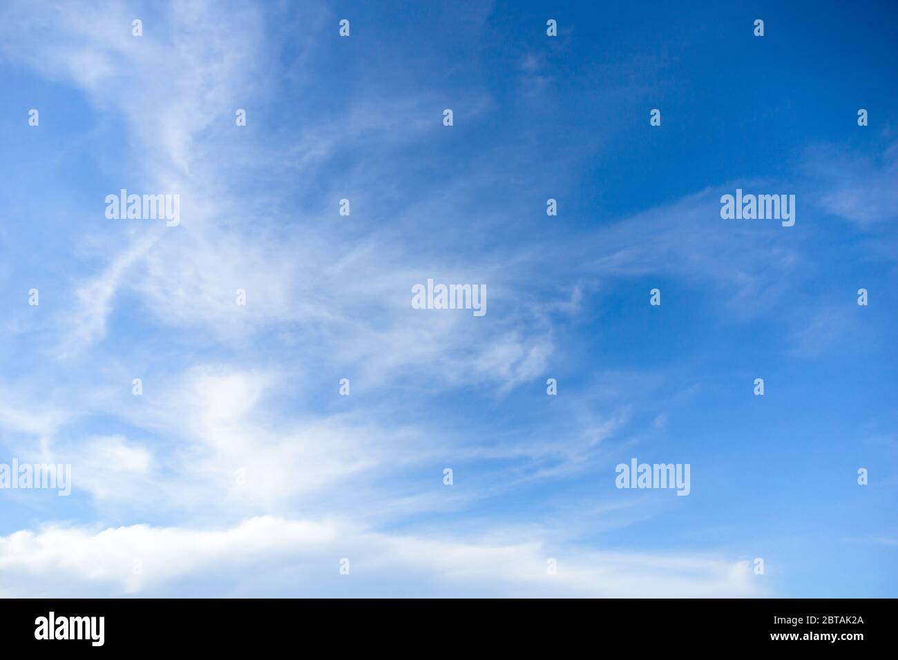 Blauer Himmel mit Zirruswolken am Tag. Natürliche Hintergrundfotostruktur Stockfoto