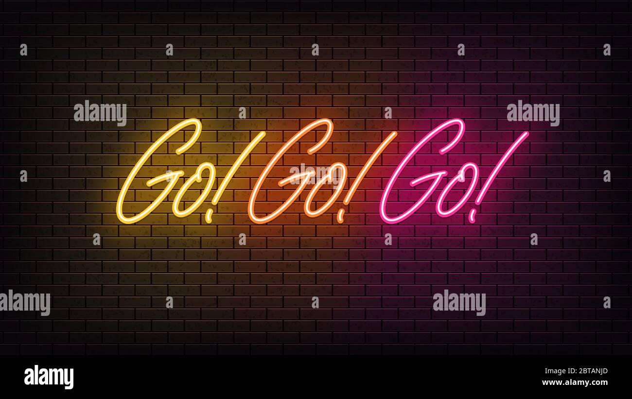 Neon Go Go Go, Schriftzug. Neon Text von Go Motivation auf schwarzem Backstein Hintergrund. Gelbe, orange und rosa Leuchtfeuer. Wort, Inschrift und Titel mit Stock Vektor