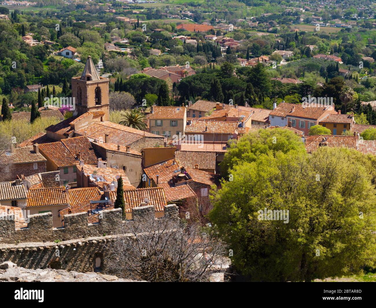 Blick auf Grimaud Dorf, Französisch Riviera, Cote d'Azur, Provence, Südfrankreich Stockfoto