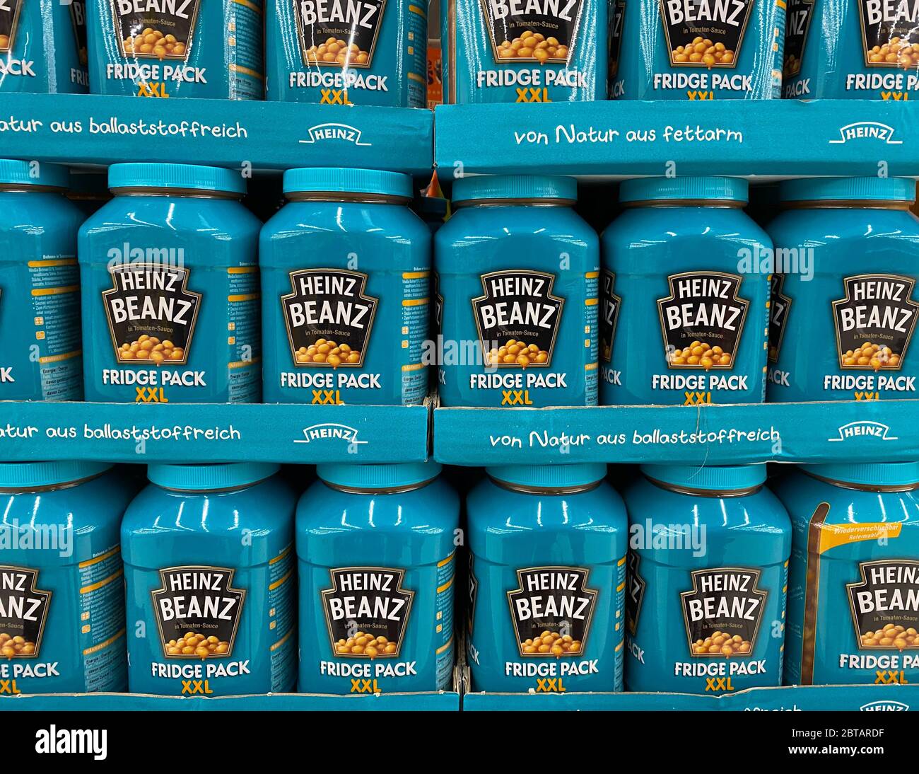 Tönisvorst, Deutschland - Mai 22. 2020: Nahaufnahme von isolierten Heinz Baked Beans-Packungen in einem Regal Stockfoto