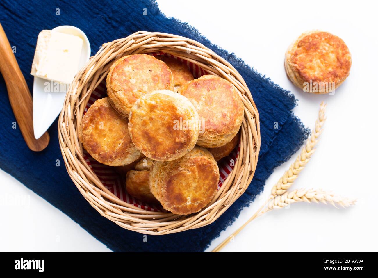 Food Concept hausgemachte gebräunte Kruste Butter Milch American Biscuits oder Scones mit Kopierraum Stockfoto