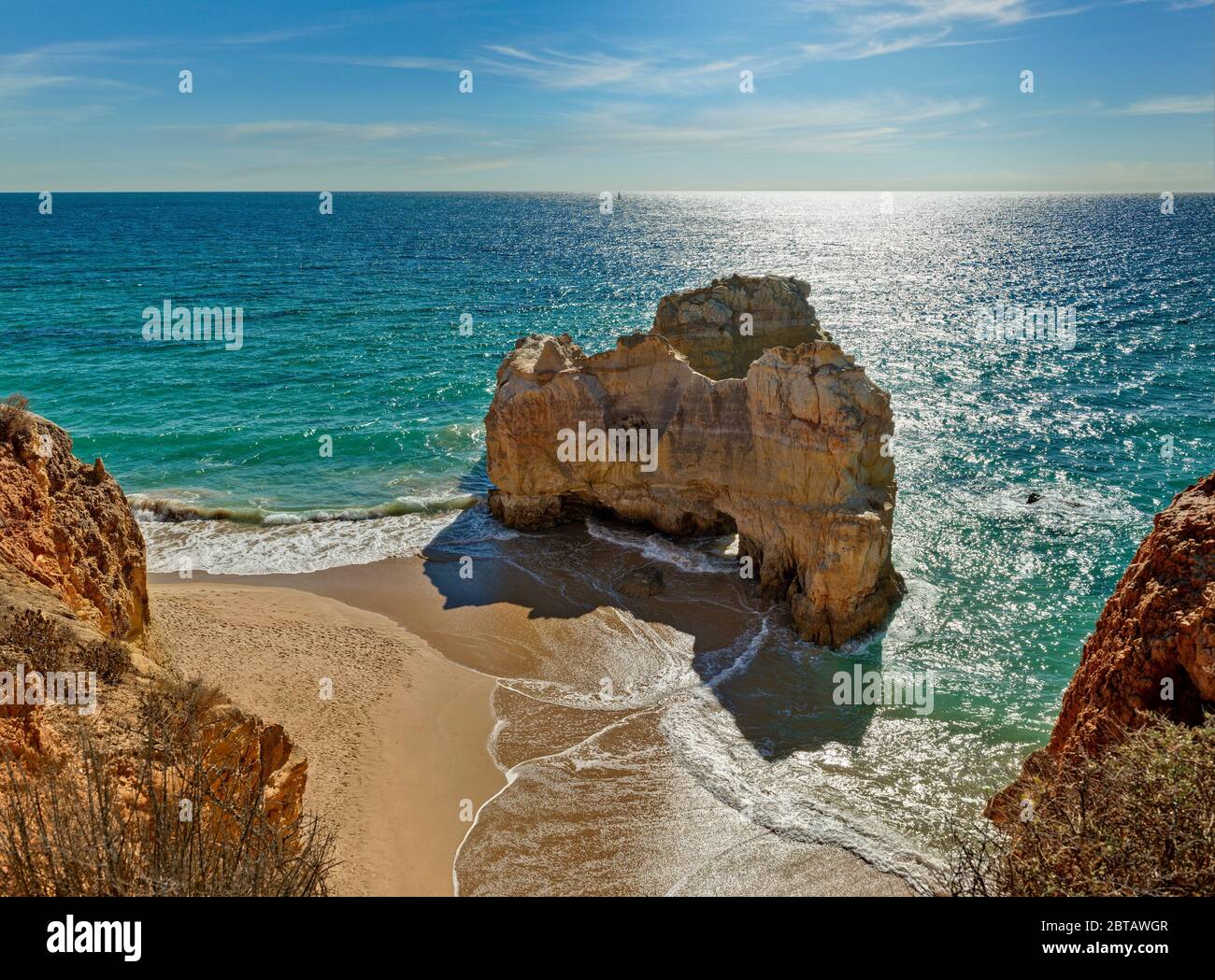 Felsformation an einem leeren Strand, Praia da Rocha, Algarve, Portugal Stockfoto