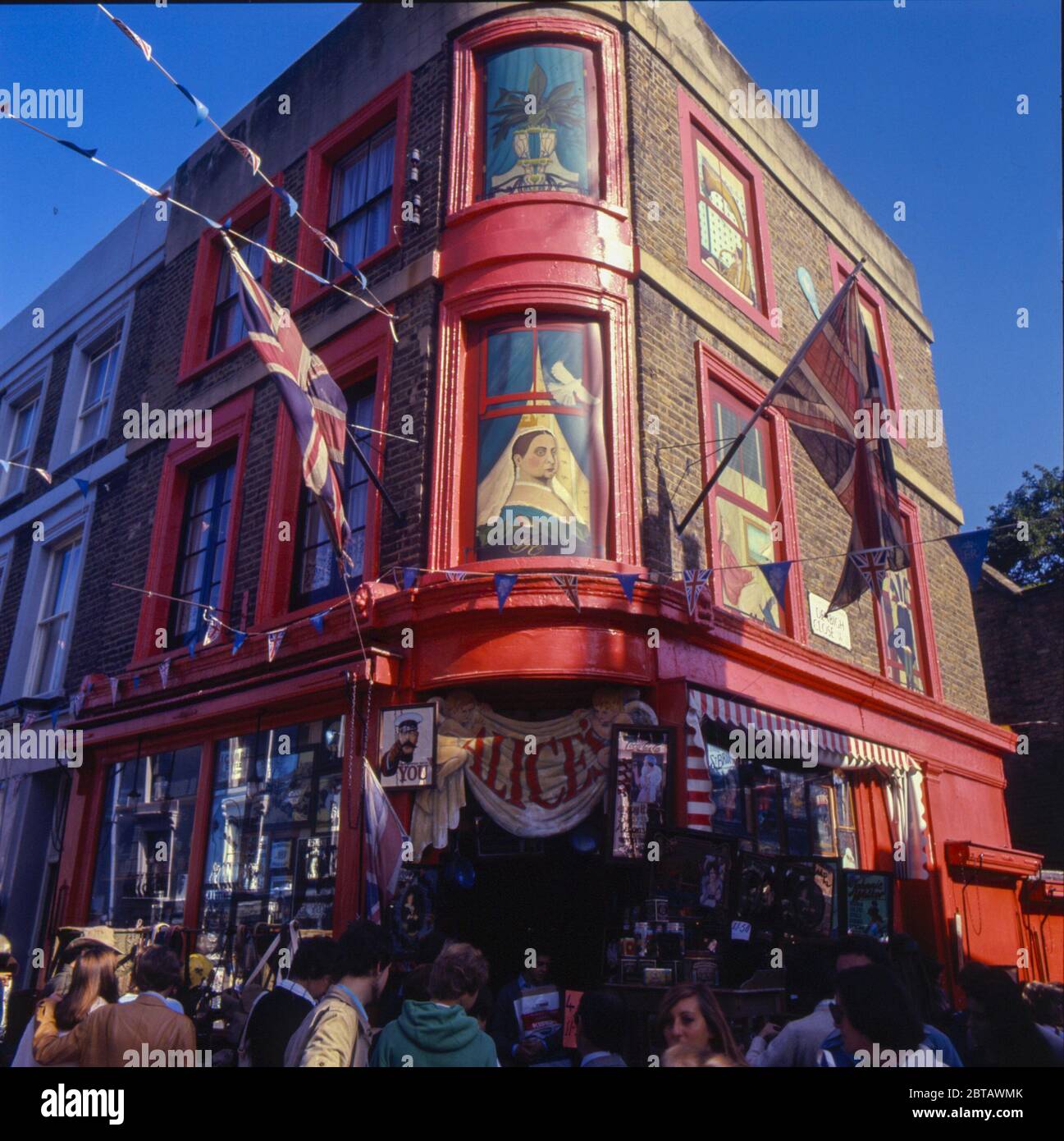 Das weltberühmte Antiquitätengeschäft von Alice in der 86 Portobello Road, Notting Hill, im Herzen eines der größten Antiquitätenmärkte Londons Stockfoto