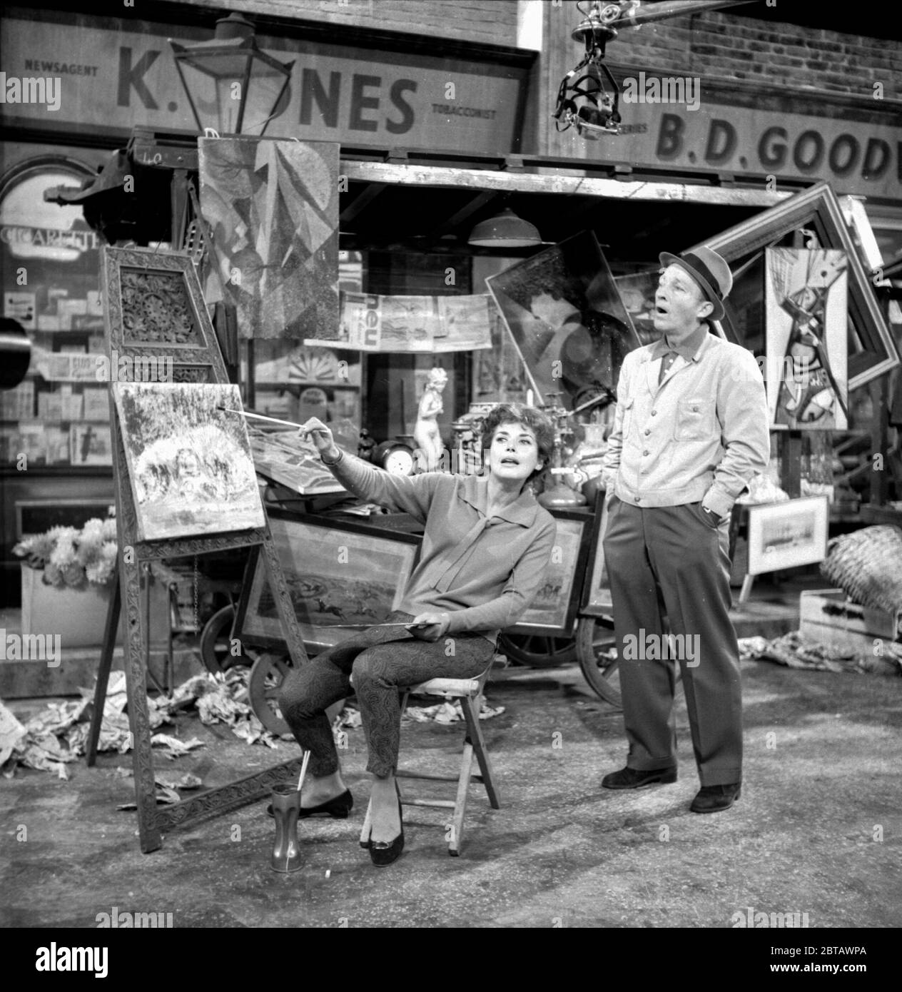 Der amerikanische Crooner Bing Crosby und die Schauspielerin Miriam Karlin Proben eine Szene in den Wembley Television Studios aus Bings zweimal jährlich stattfindendem britischen Fernsehprogramm 'Crosby Spectacular'. Er war in England und machte den Umzug nach Hong Kong mit Bob Hope in den Shepperton Studios. Stockfoto