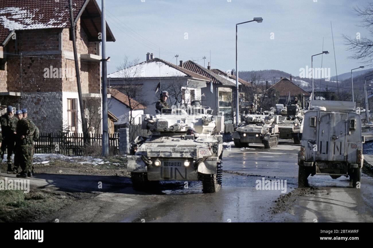 27. Februar 1994 während des Krieges in Bosnien: Eine Kolonne der britischen Armee wartet vor Stari Vitez, bevor sie in das belagerte muslimische Viertel eingeht. Stockfoto