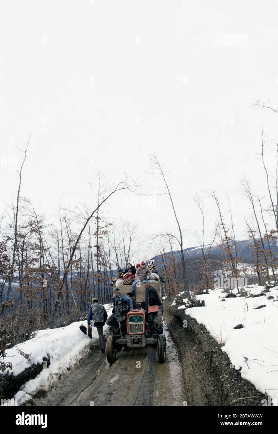 28. Februar 1994 während des Krieges in Bosnien: Flüchtlinge auf einer Bergstraße zwischen Novi Travnik & Vitez in Zentralbosnien. Stockfoto