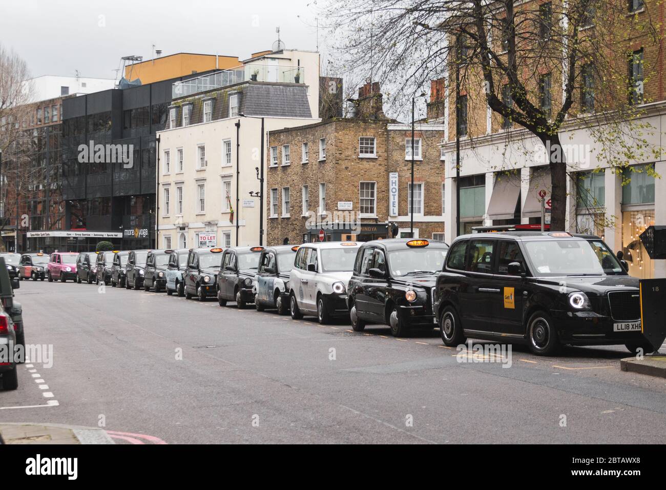 London, März 2020, London Taxis warten während der Covid-Pandemie ohne Arbeit Stockfoto