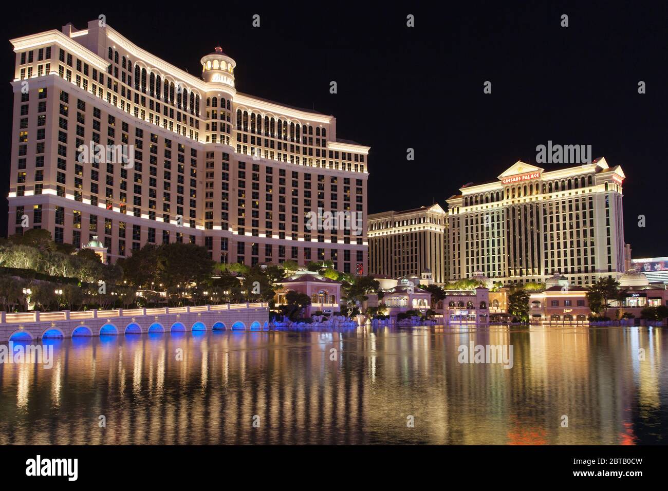 Las Vegas, Nevada - 29. August 2019: Bellagio und Caesars Palace Hotels in der Nacht in Las Vegas, Nevada, USA. Stockfoto