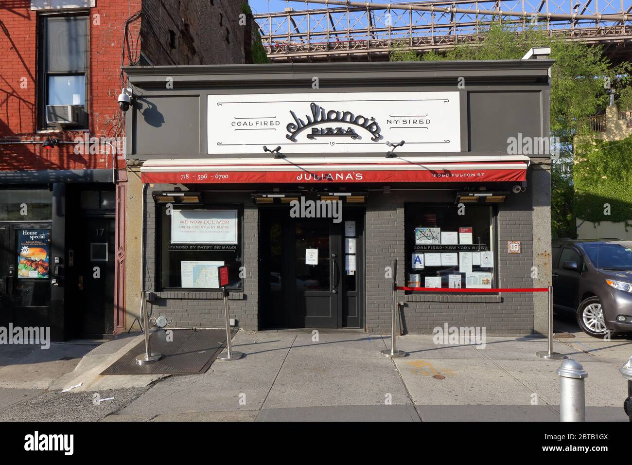 Juliana's, 19 Old Fulton Street, Brooklyn, New York. NYC-Schaufensterfoto einer Pizzeria mit Kohleofen im Fulton Ferry-Gebiet von Brooklyn Heights. Stockfoto