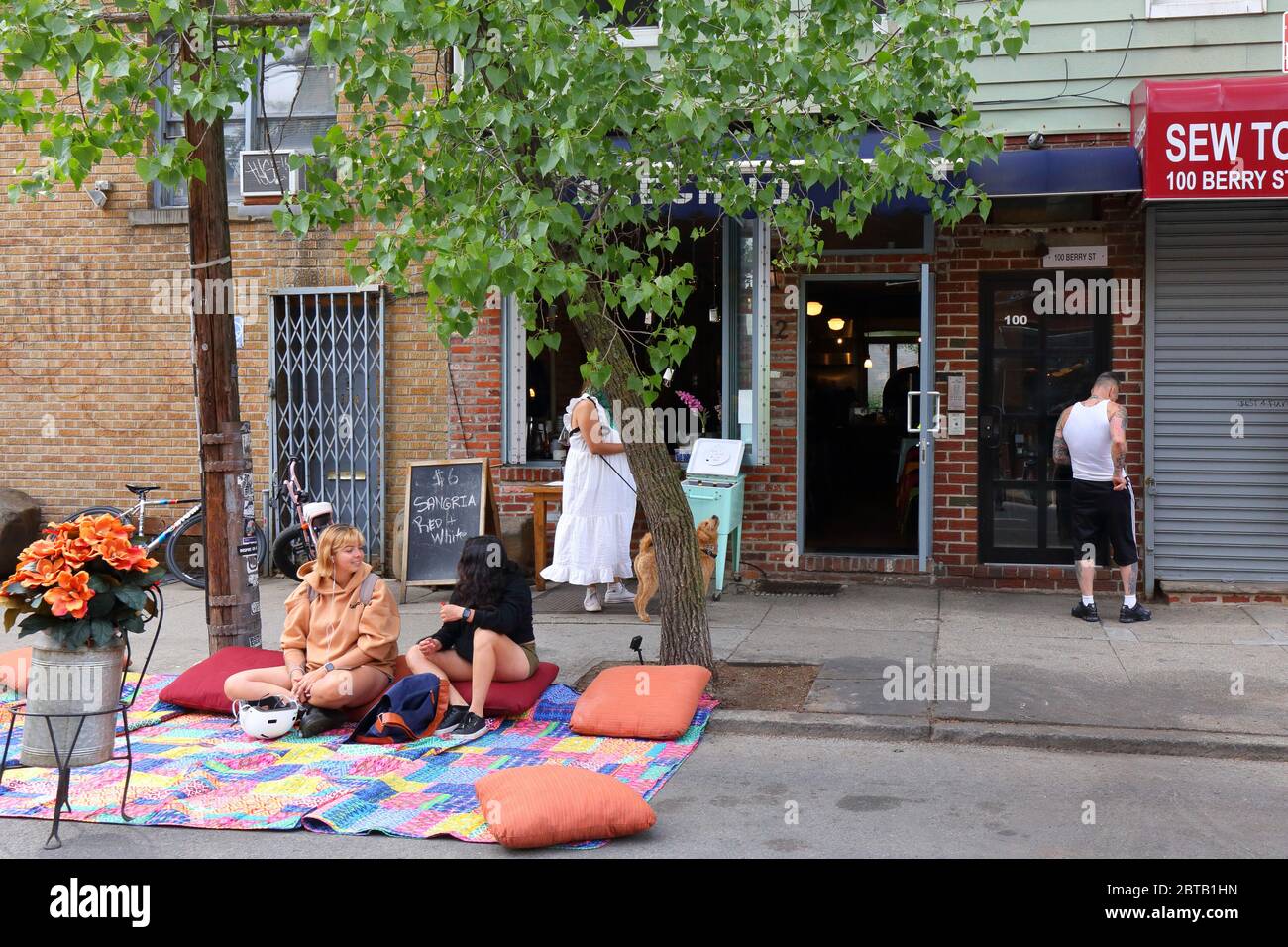 Oregano, ein italienisches Restaurant in Williamsburg, Brooklyn, mit Sitzgelegenheiten im Freien auf einem vorübergehend geschlossenen Abschnitt der Berry Street während der COVID-Krise. Stockfoto