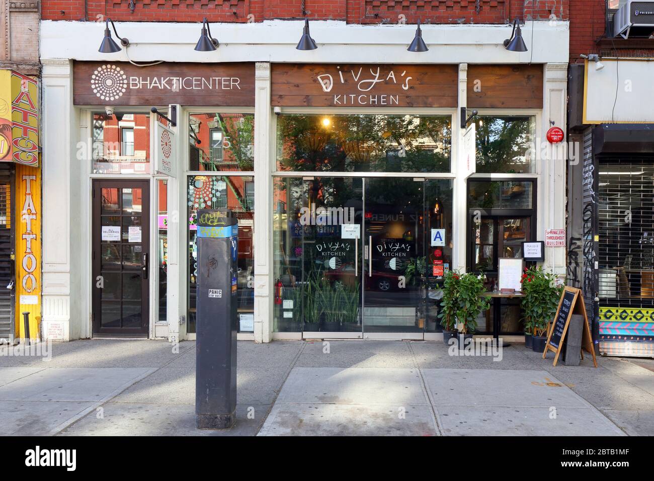 Bhaki Center, Divya's Kitchen, 25 First Avenue, New York, NY. EIN Yoga-, Kultur- und Ayurveda-vegetarisches Restaurant im East Village in Manhattan Stockfoto