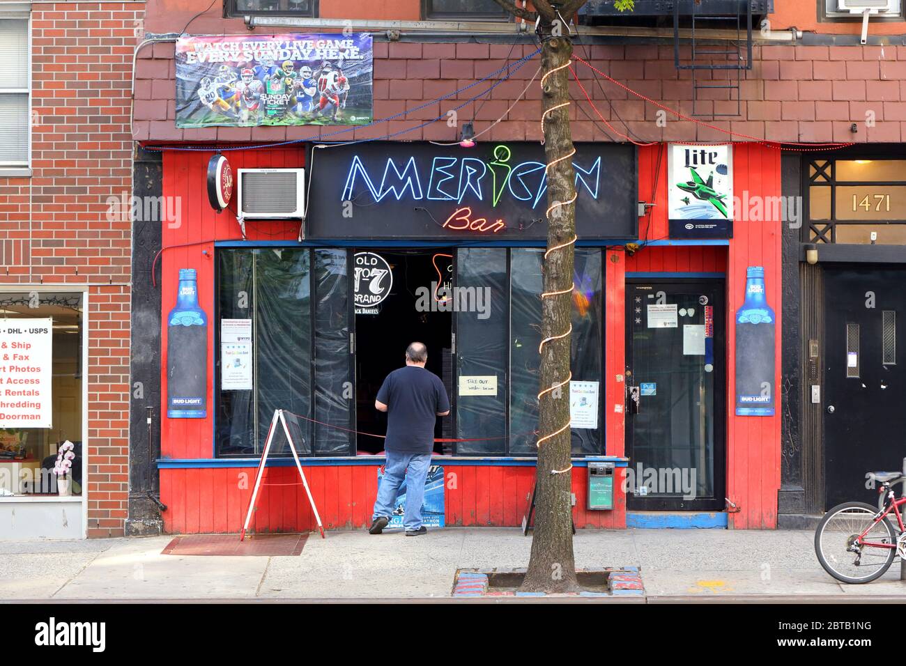 [Historisches Schaufenster] American Trash, 1471 First Avenue, New York, NYC Schaufensterfoto einer Sportbar in der Upper East Side. 21.Mai 2020. Stockfoto