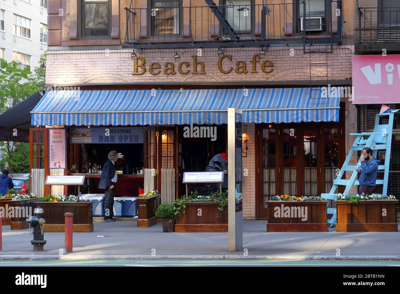 Beach Cafe, 1326 2. Avenue, New York, NYC Foto von einer Bar und einem Restaurant in der Upper East Side von Manhattan. Stockfoto