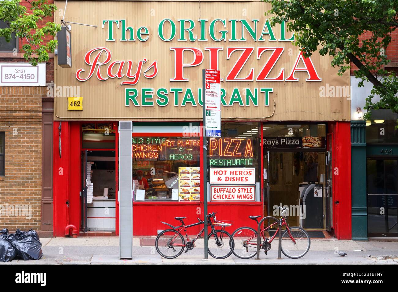 Famous Original Ray's Pizza, 462 Columbus Avenue, New York, NYC Schaufensterfoto einer Pizzeria in der Upper West Side in Manhattan. Stockfoto