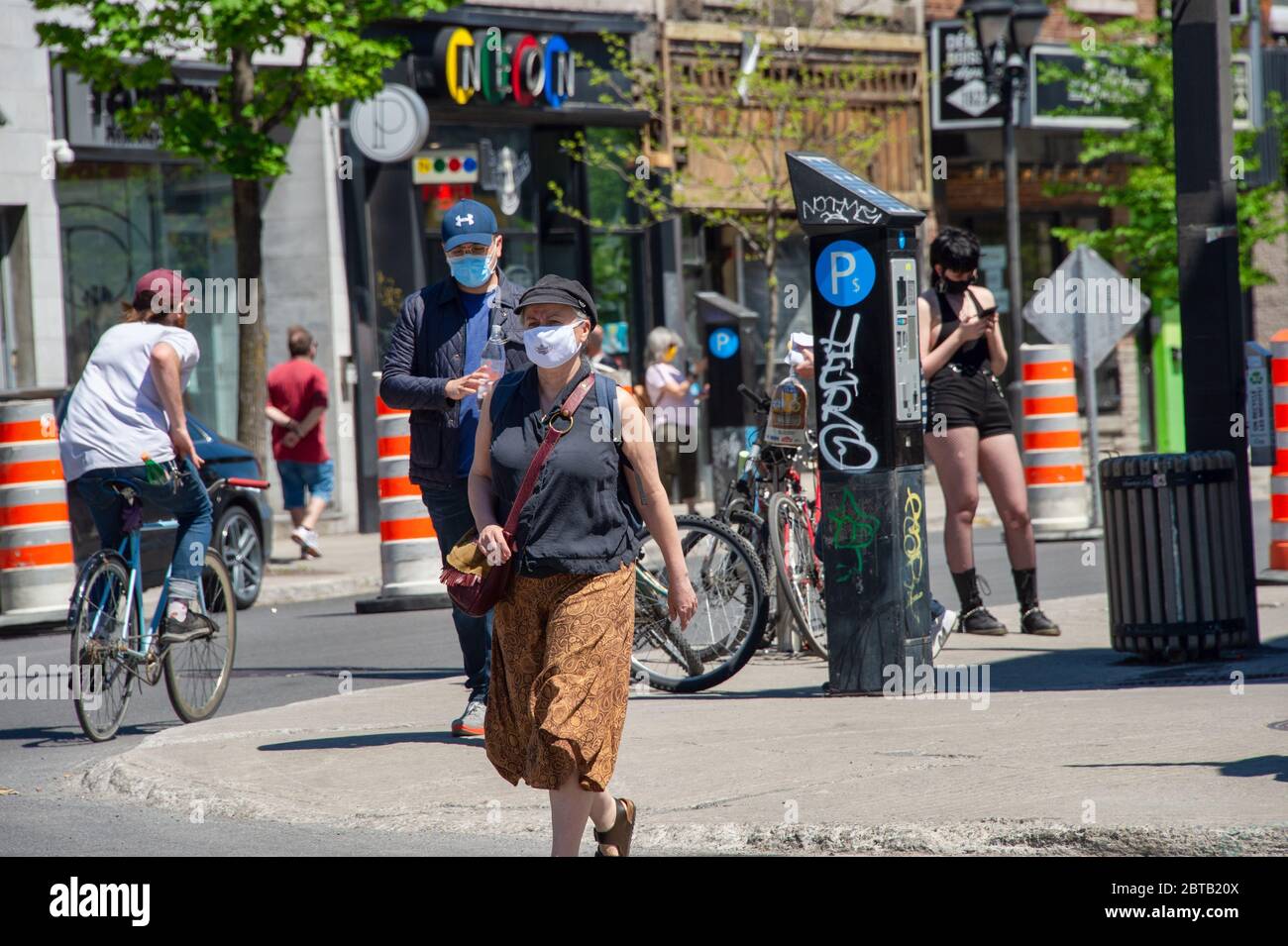 Montreal, CA - 23. Mai 2020: Menschen mit Gesichtsmasken zum Schutz vor COVID-19 auf Mont-Royal Avenue Stockfoto