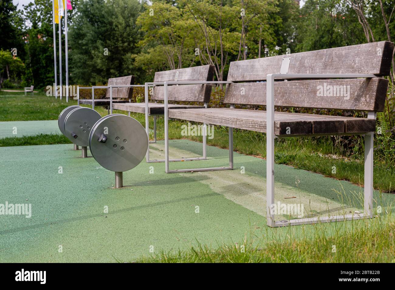 Fitnessraum im Freien. Outdoor Fitness gesundes Leben. Metall Turngeräte. Ein Stadtpark in Bayern. In der Nähe des Hauses. Stockfoto