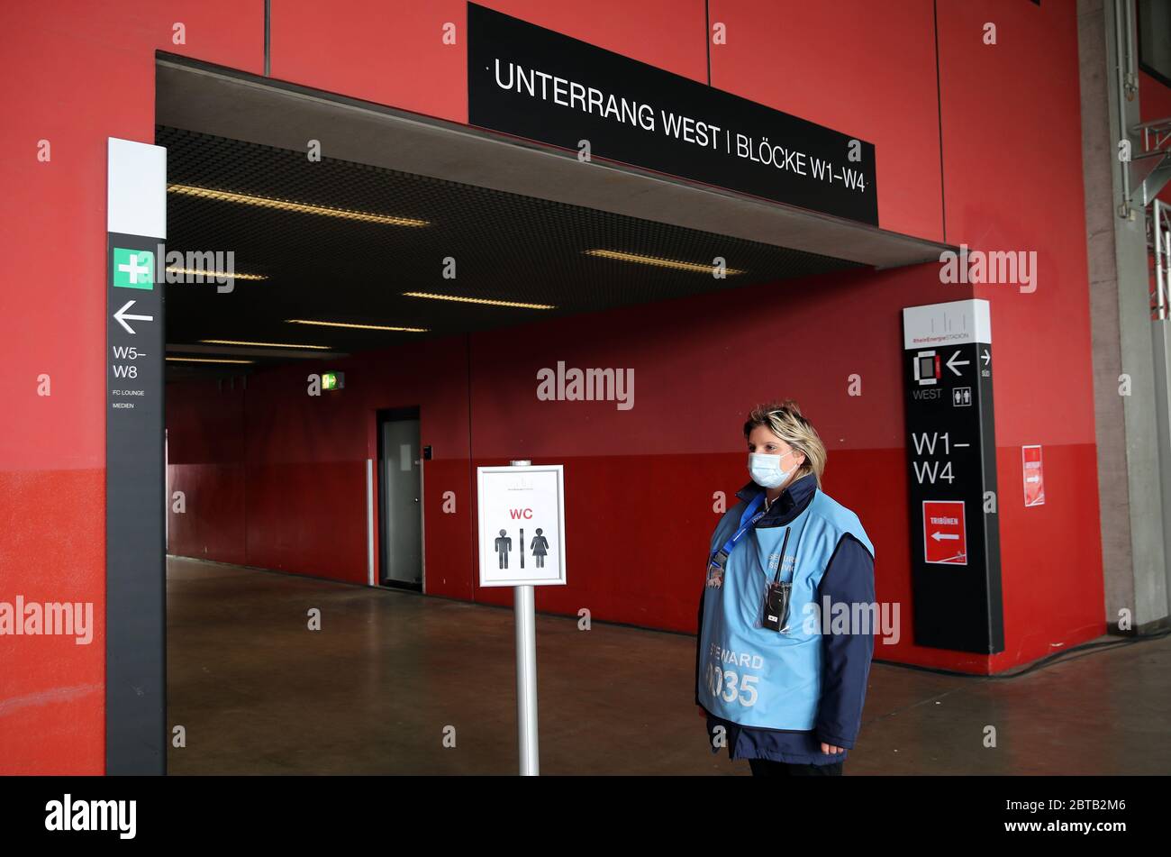 RheinEnergieStadion Köln Deutschland, Fußball: Bundesliga Saison 2019/20, Spieltag 27,1. FC Köln (KOE, weiß) vs Fortuna Düsseldorf (F95, schwarz) - Sicherheitspersonal am Eingang zum Stadion. Aufgrund der Corona-Virus-Pandemie werden alle deutschen Ligaspiele in leeren Stadien ohne Zuschauer gespielt. Quelle: Koepsel/Witters/Pool/Kolvenbach nur für redaktionelle Verwendung! Die DFL-Bestimmungen verbieten die Verwendung von Fotos als Bildsequenzen und/oder quasi-Video. Stockfoto