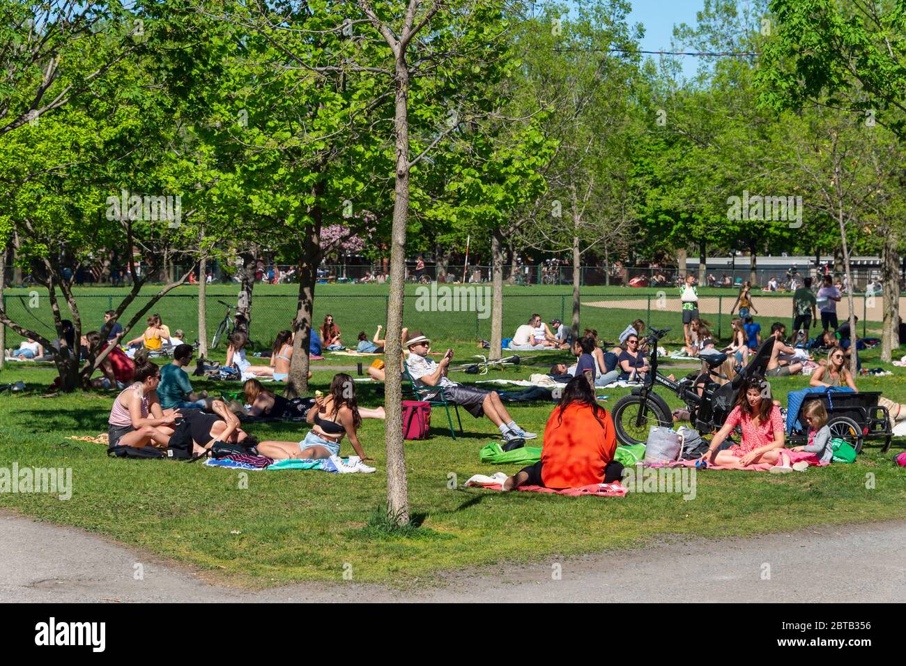 Montreal, CA - 23 Mai 2020 : Menschen versammeln sich während der Coronavirus-Pandemie im Laurier Park Stockfoto