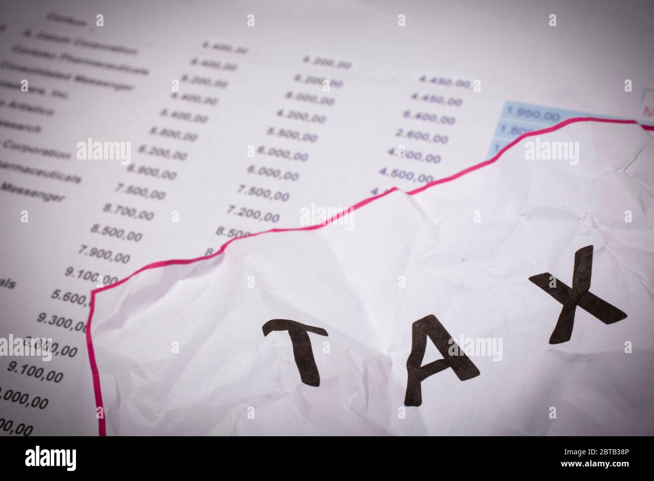Steuerwort auf zerknitterte Papier. Konzept für Frustration, Schwierigkeiten und Hilfe beim Verständnis von Steuergesetzen und -Vorschriften Stockfoto