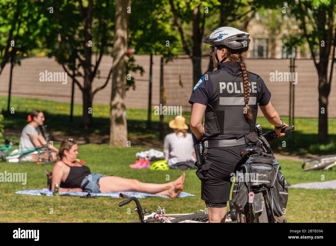 Montreal, Kanada - 23. Mai 2020: Polizei patrouilliert im Laurier Park, um die Gesetze zur physischen Entfernung des Coronavirus durchzusetzen Stockfoto