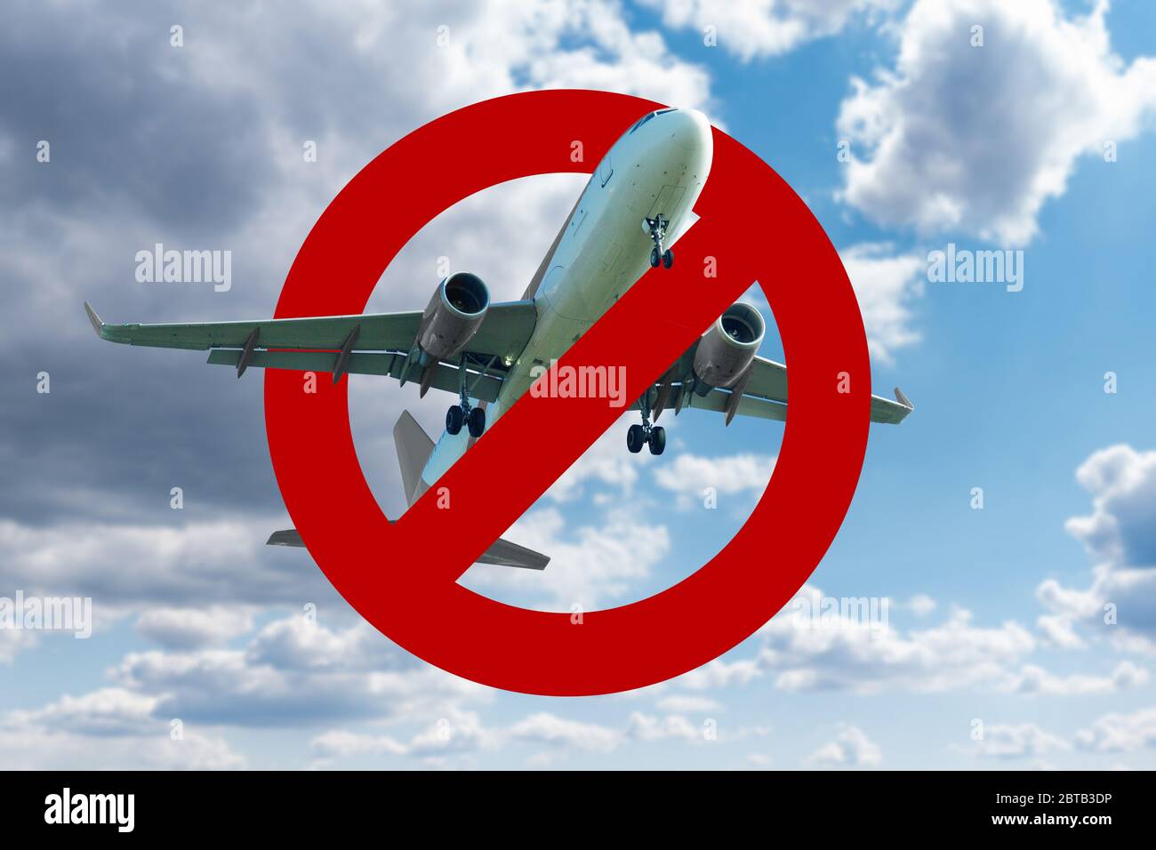 Flugzeug mit Verbotsschild. Symbol des Flugverbots während der Coronavirus-Pandemie Stockfoto