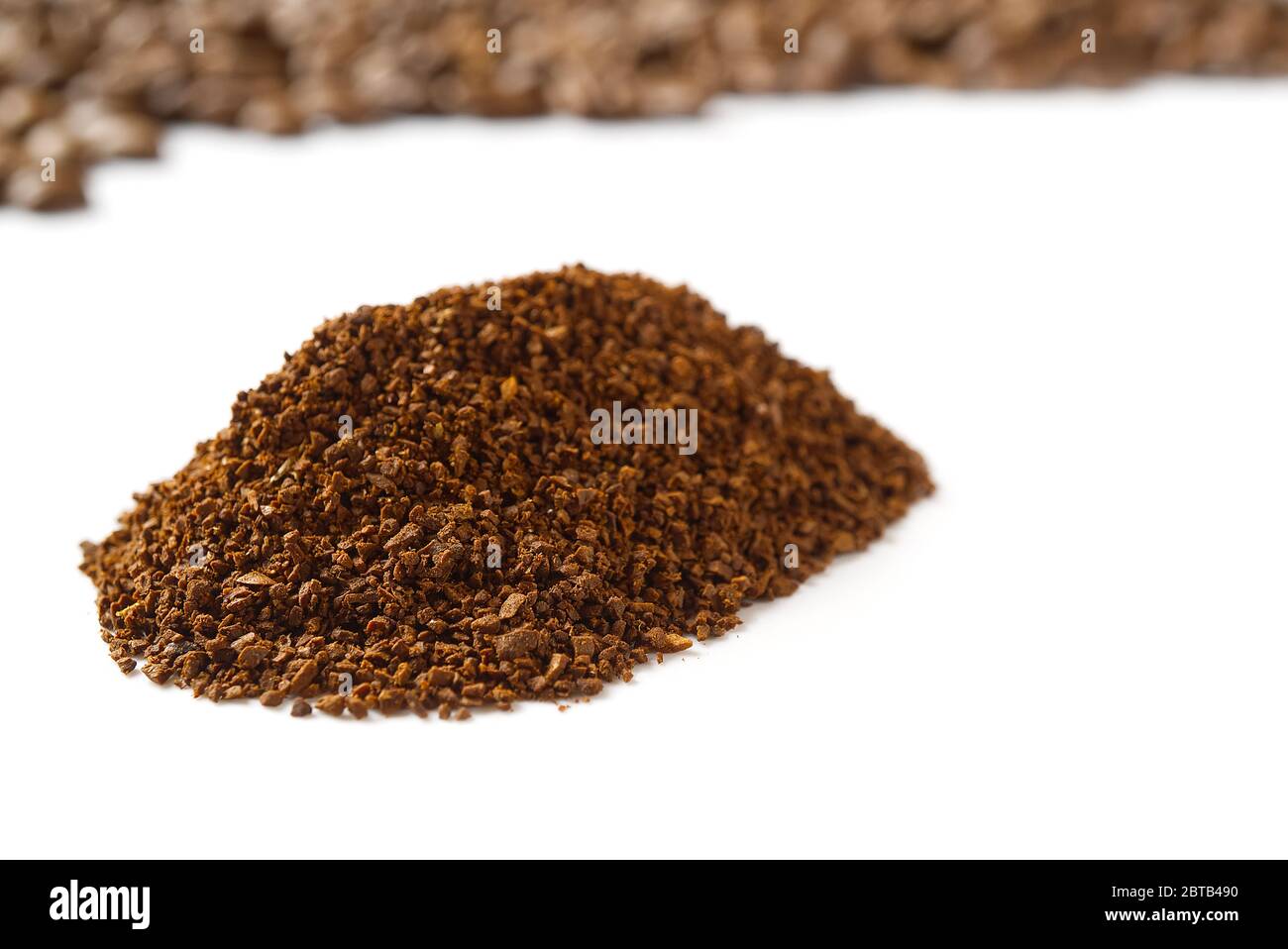 Stapel der gemahlenen Kaffee Flocken isoliert über dem weißen Hintergrund. Stapel von geschmolzenem Kaffee Stockfoto