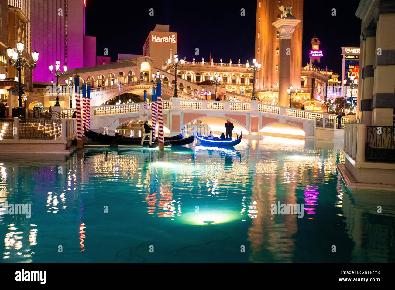 LAS VEGAS, NEVADA - 23. FEBRUAR 2020: Blick auf das Venetian Resort in Las Vegas bei Nacht mit beleuchteten Lichtern und dem Canal Grande Stockfoto