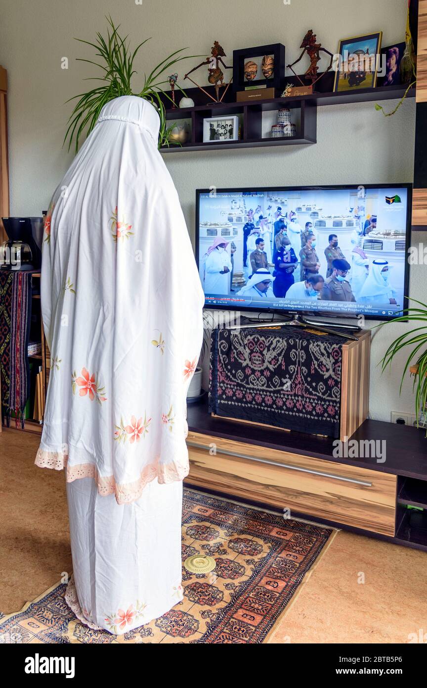 Nürnberg, Deutschland. Mai 2020. Beten Sie digital am Ende des Ramadan während der Corona-Beschränkungen - Eid Mubarak 1 Syawal 1441 H Quelle: dpa/Alamy Live News Stockfoto