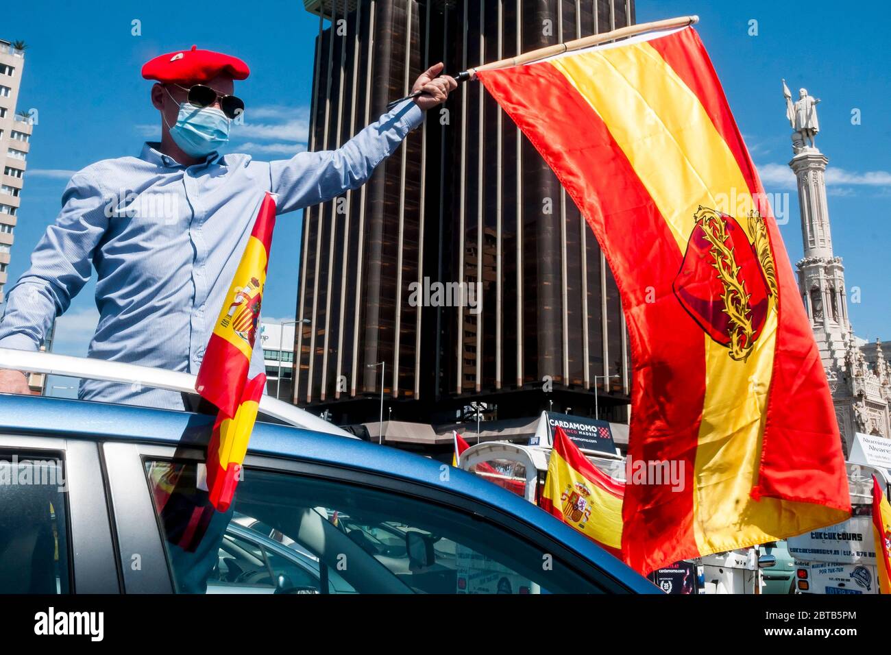 Madrid, Spanien. Mai 2020. Rechtspopulistische VOX-Autoparade, die die Regierung auffordert, wegen angeblicher Misswirtschaft während der Corona-Krise abzutreten. Madrid, 23. Mai 2020 Quelle: dpa/Alamy Live News Stockfoto