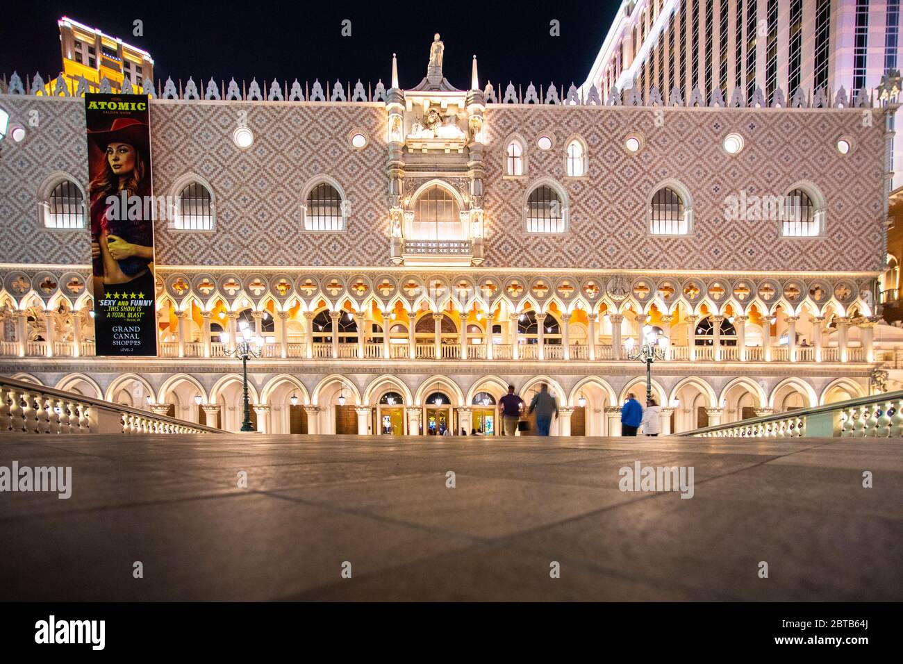 LAS VEGAS, NEVADA - 23. FEBRUAR 2020: Blick auf das Venetian Resort in Las Vegas bei Nacht mit beleuchteten Lichtern gesehen Stockfoto