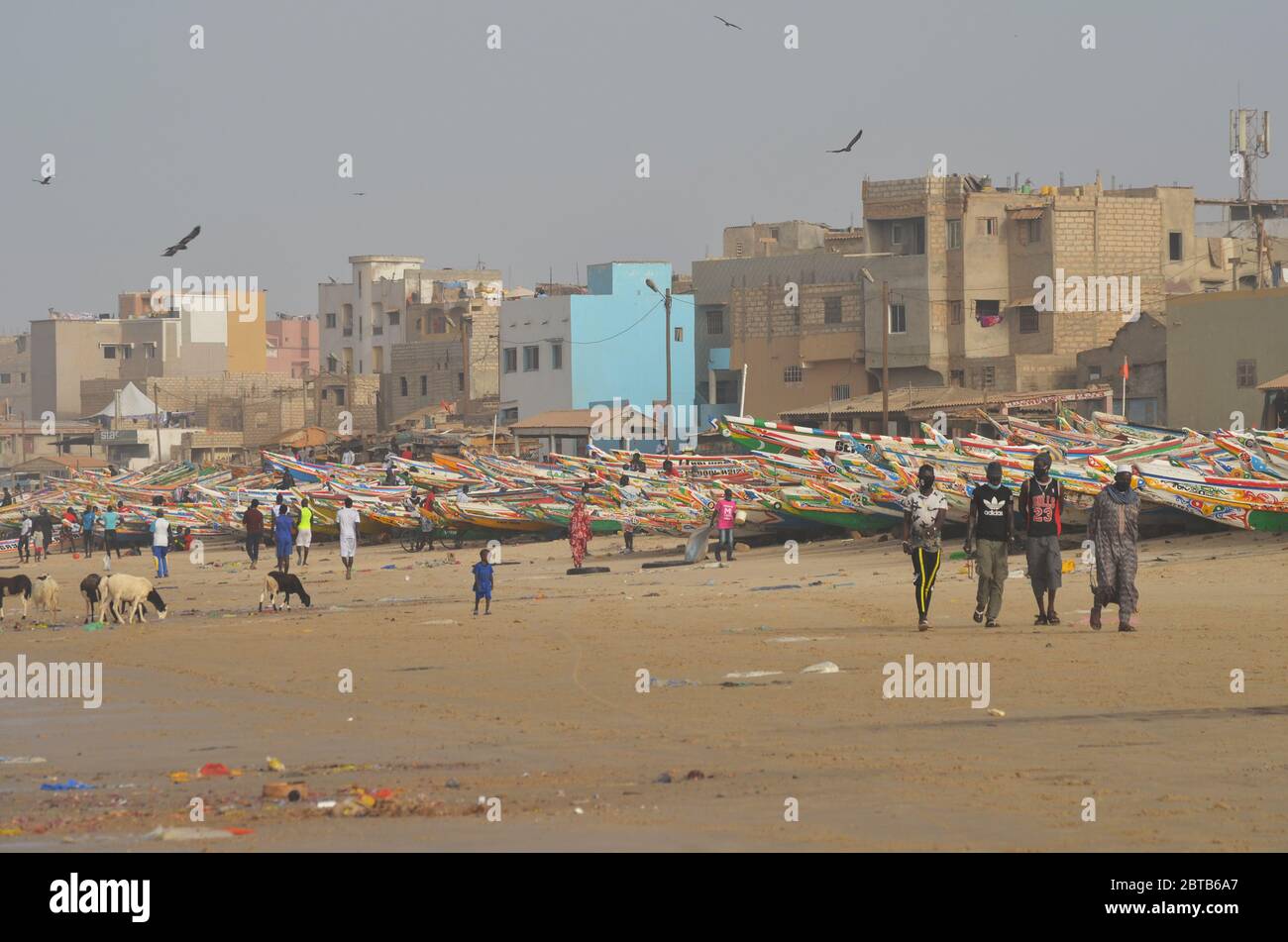 Yoff Beach, ein handwerklicher Angelplatz und bevölkerungsreiches Küstenviertel in Dakar, Senegal Stockfoto